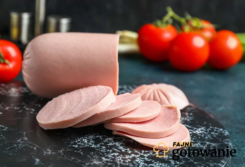 Mortadela pokrojona na plastry