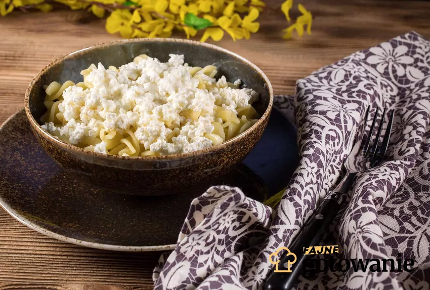 Makaron z serem w czarnym głębokim talerzu