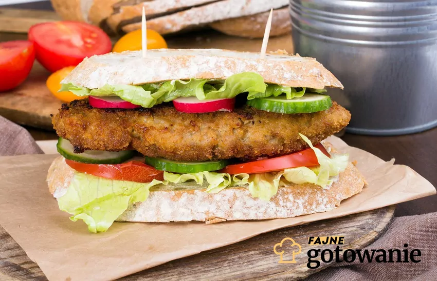 Kromki chleba przełożone warzywami i kotletem