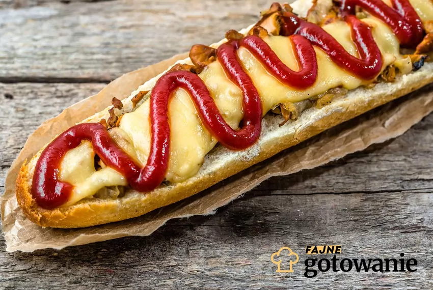 Zapiekanka z serem, pieczarkami i ketchupem