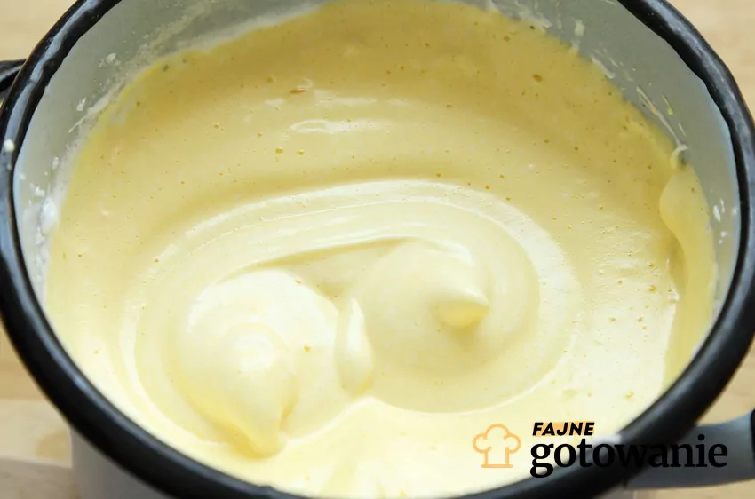 Kogel-mogel w metalowym kubku