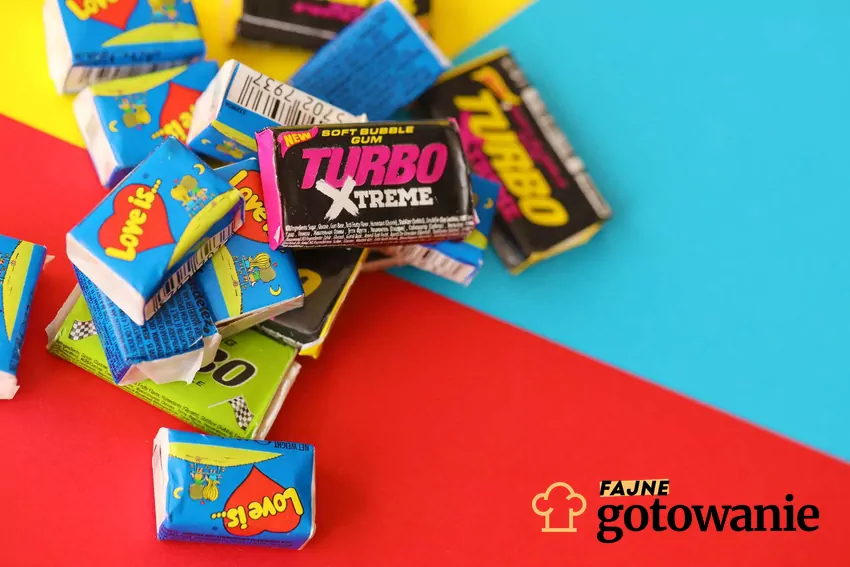 Gumy w papierkach ułożone na czerwono-niebieskim tle