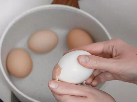 Trik na obieranie jajek