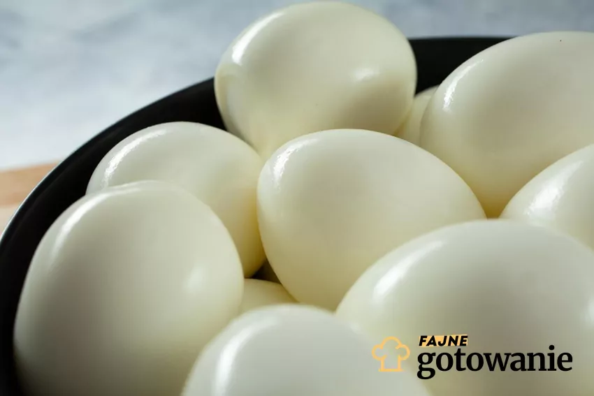 Z pomocą cytryny, sody lub zimnej wody przygotujesz jajka idealne Obrane jajka