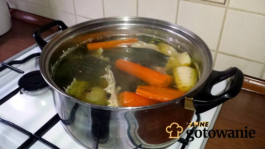 Taki rosół zachwyci każdego, kto lubi pełne smaku, głębokie wywary Gotowanie rosołu