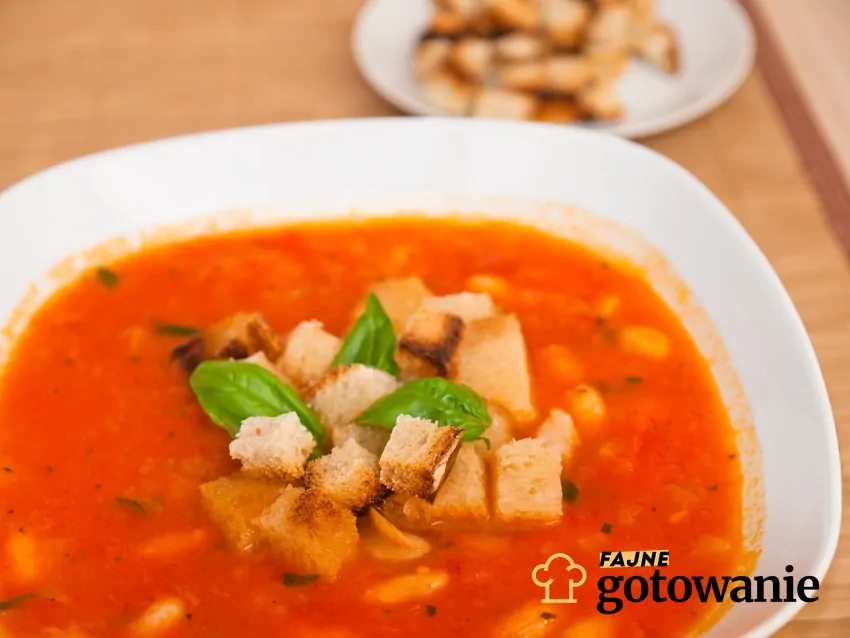 Następnym razem, gdy będziesz gotować pomidorową, sięgnij po łyżeczkę masła Pomidorowa z grzankami