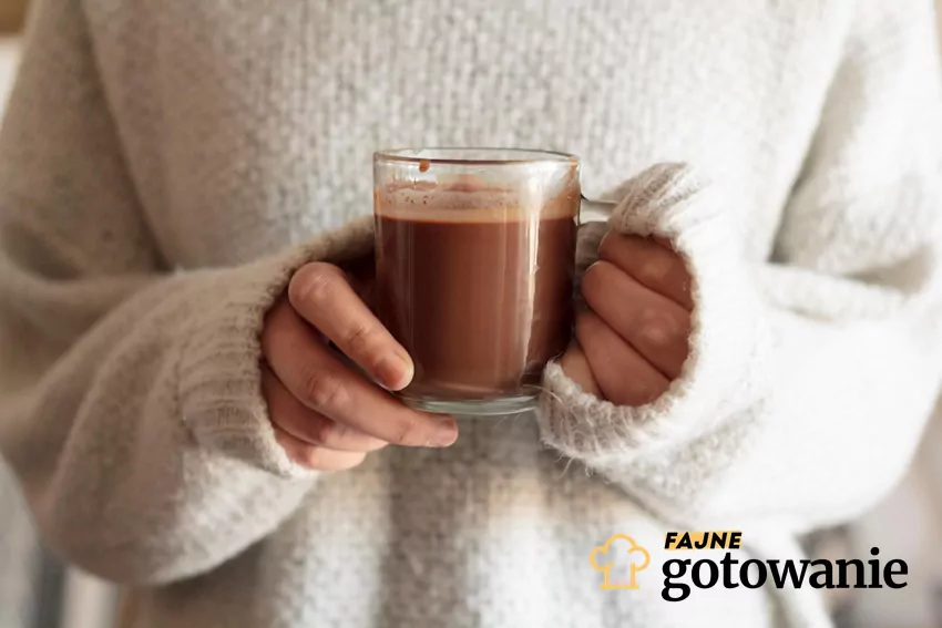 Przygotowanie gorącej czekolady to czysta przyjemność, a efekty są warte każdej minuty Kobieta z gorącą czekoladą