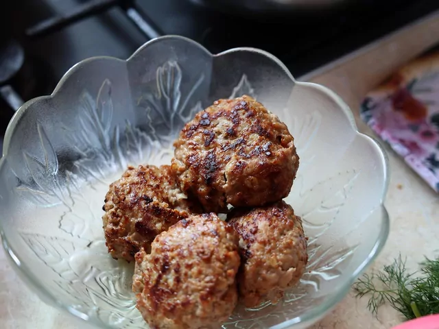 Smażenie kotletów mielonych bez pryskania tłuszczu