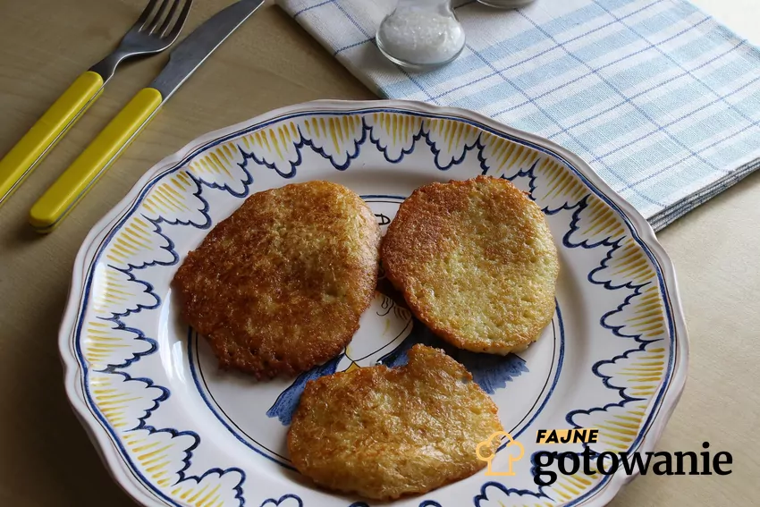 Nie przesadzaj z ilością mąki - zbyt dużo sprawi, że placki zrobią się twarde Trzy placki ziemniaczane