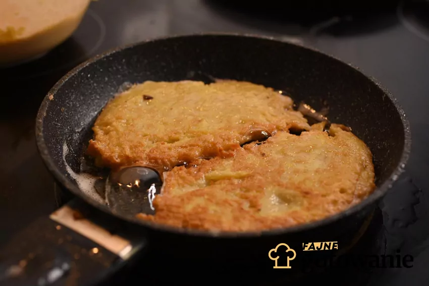 Do masy ziemniaczanej na placki można wrzucić wiele dodatków Smażenie placków