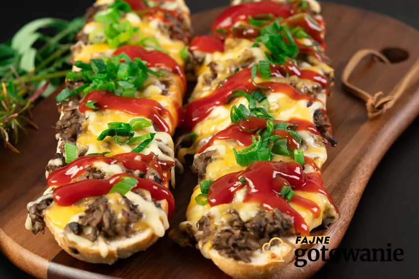 Zapiekanki na bagietce ułożone na desce