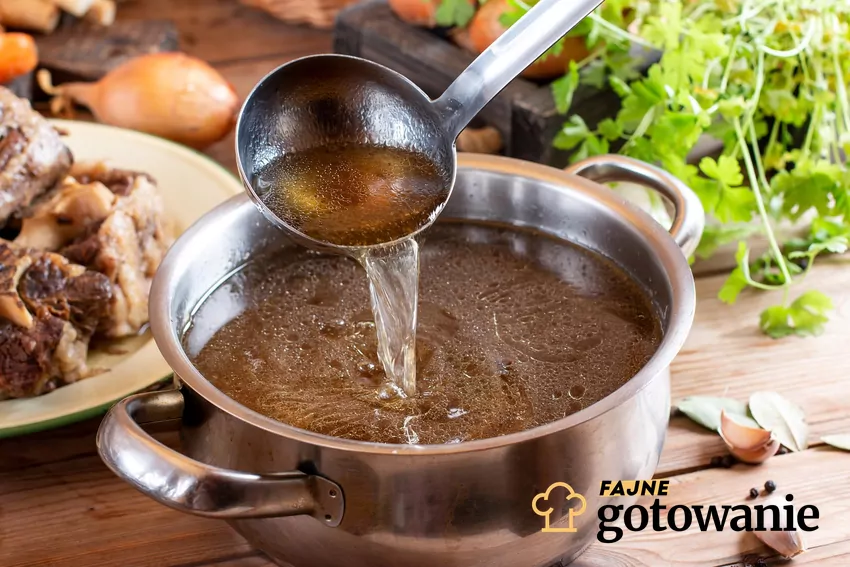 Po zastosowaniu tego prostego patentu twój rosół zyska zupełnie nowy wymiar Rosół w dużym garnku