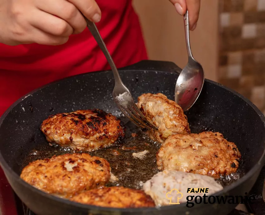 Kotlety mielone smażone na patelni