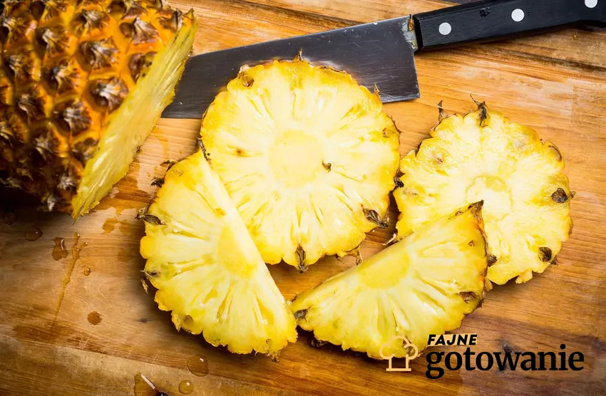 Świeży ananas pokrojony w plastry na drewnianej desce