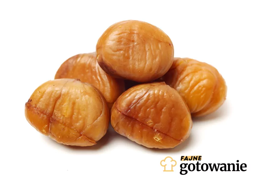 Ten przysmak trzeba umieć dobrze przygotować Pieczone, obrane kasztany na białym tle