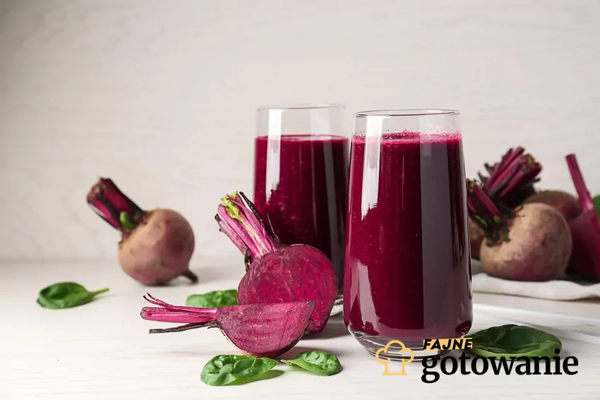 Sok z buraka w szklankach