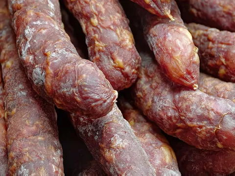 Czym jest biały nalot na kiełbasie