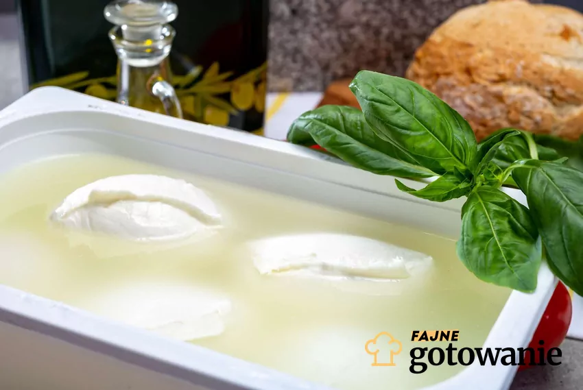 Białe pudełko z mozzarellą i z wodą