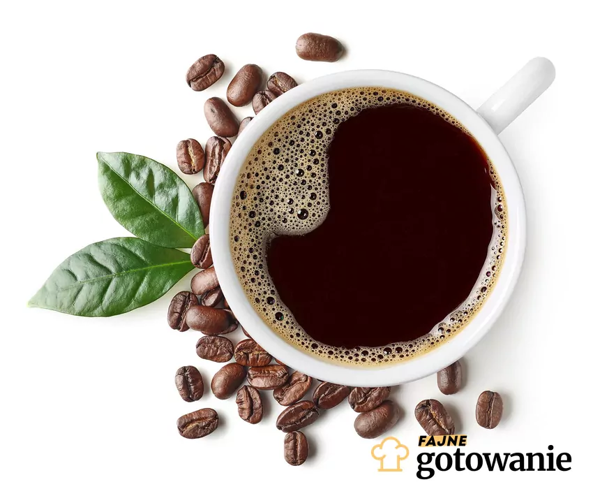 Picie kawy nie zastąpi leczenia Widok z góry na filiżankę zaparzonej kawy, obok ziarna kawy