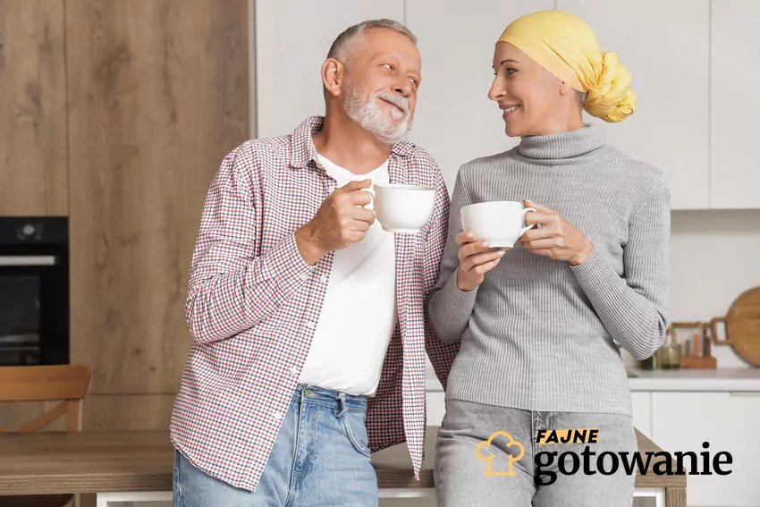 Nowe badania: kawa może mieć dobry wpływ na terapię nowotworową Dwie osoby piją kawę