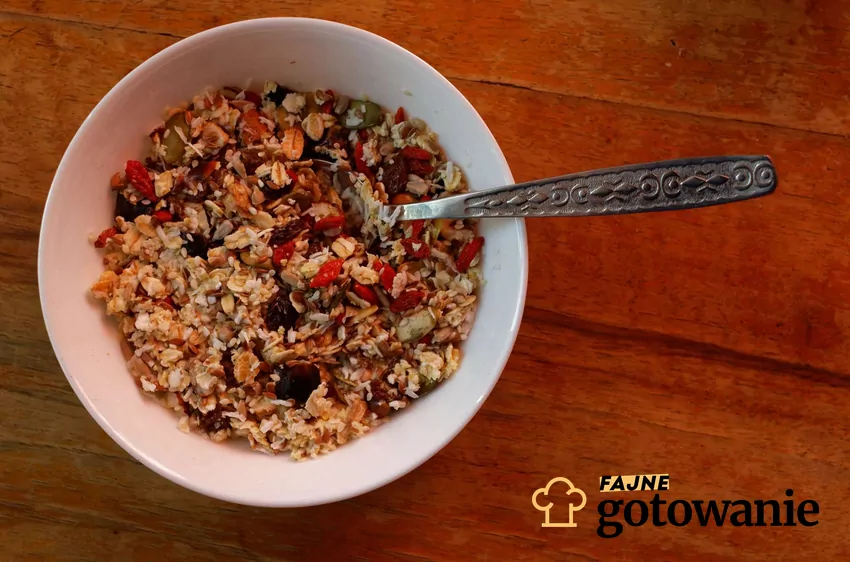 Biała miseczka z płatkami i owocami