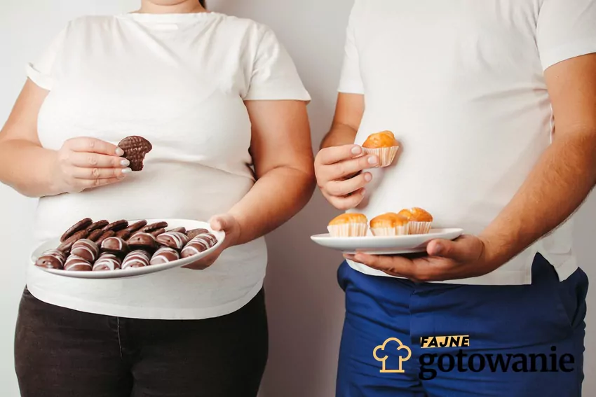 Para z nadwagą trzyma w dłoniach talerze z babeczkami