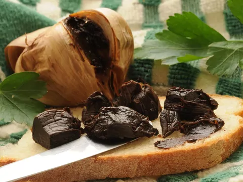 Wspiera regenerację wątroby i układ odpornościowy