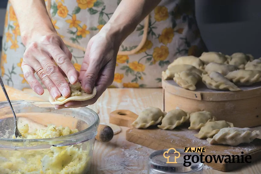 Pierogi po rozmrożeniu nie powinny długo leżeć w temperaturze pokojowej Lepienie pierogów