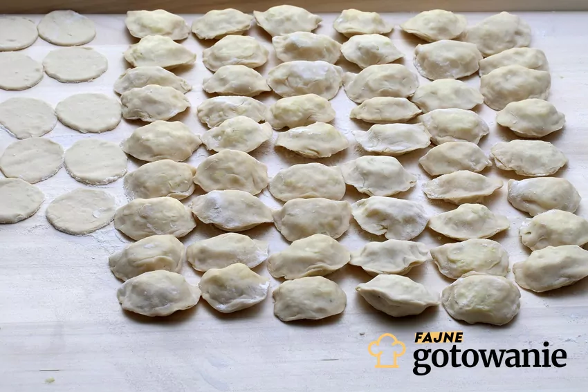 Pierogi to klasyk świątecznego menu, ale ich przygotowanie potrafi pochłonąć mnóstwo czasu Pierogi na święta