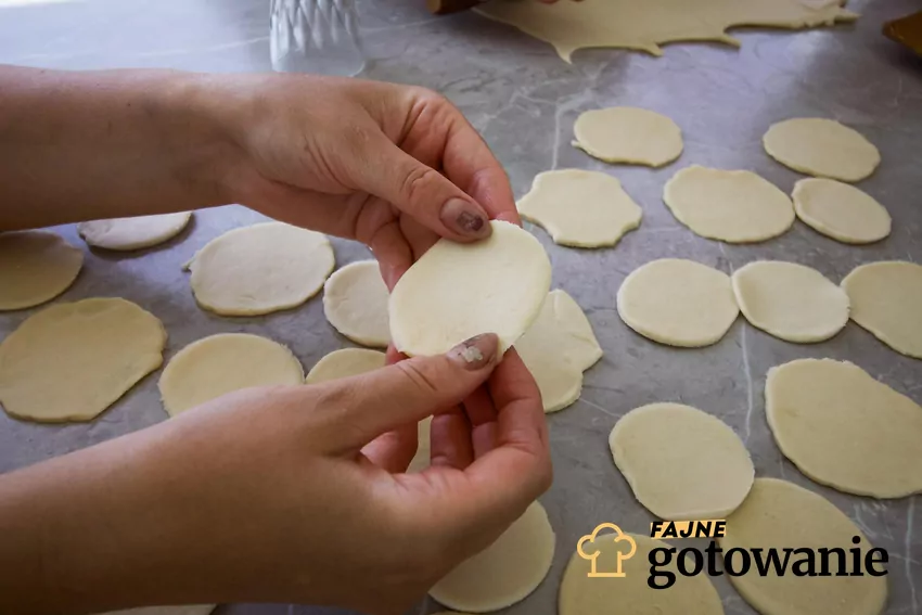 Kluczem jest, aby po rozmrożeniu ciasto było sprężyste i miękkie Lepienie ciasta na pierogi