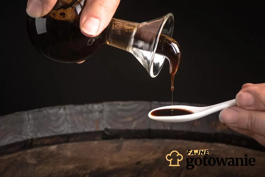 Nalewanie octu balsamicznego na łyżeczkę