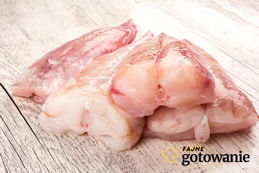 Surowa ryba miętus - filety