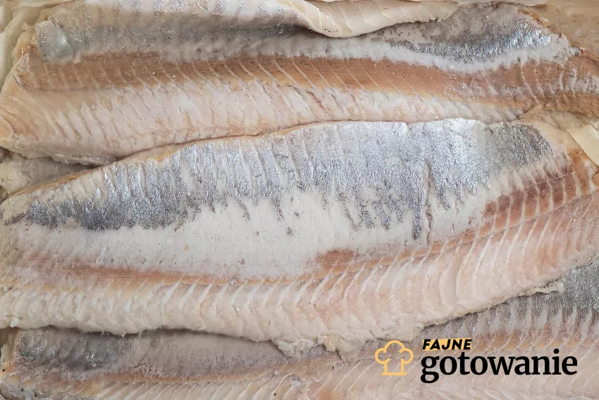 Śledzie świetnie łączą się z różnymi strukturami i dodatkami Filety śledziowe