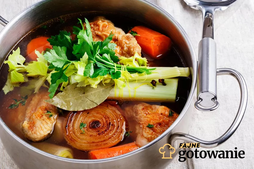 Nie bez znaczenia jest moment doprawiania rosołu Rosół w garnku