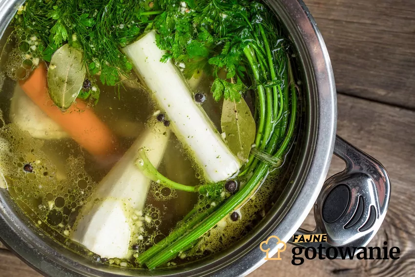 Widok z góry na garnek z gotującym się rosołem