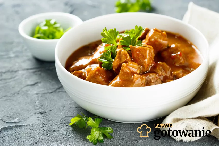 Nawet idealna część mięsa może zostać zepsuta przez niewłaściwe przygotowanie Gulasz w misce