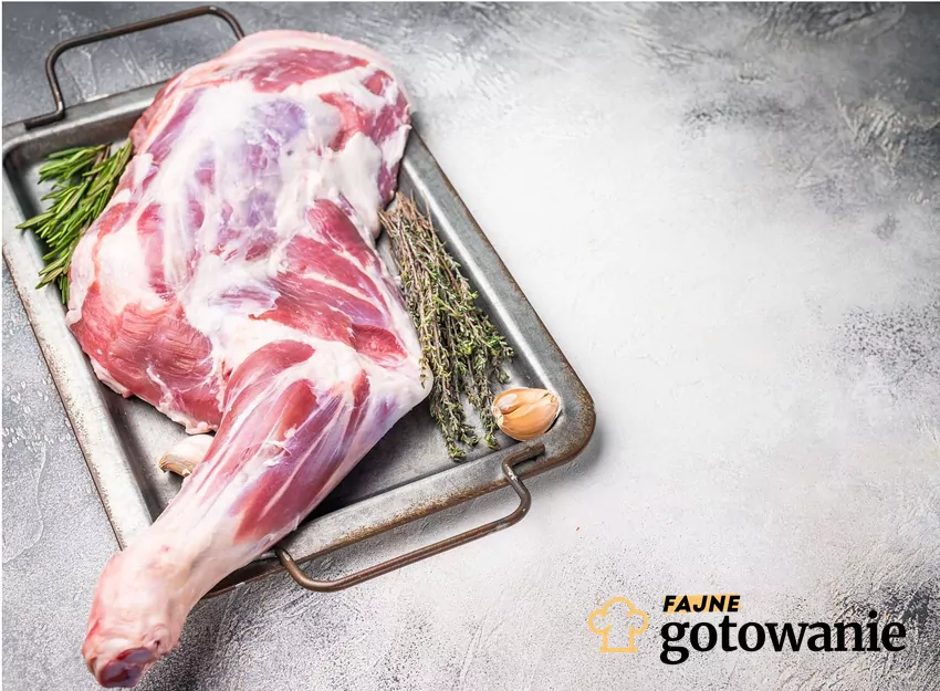 Obrana, surowa noga kozy ułożona na metalowej tacy