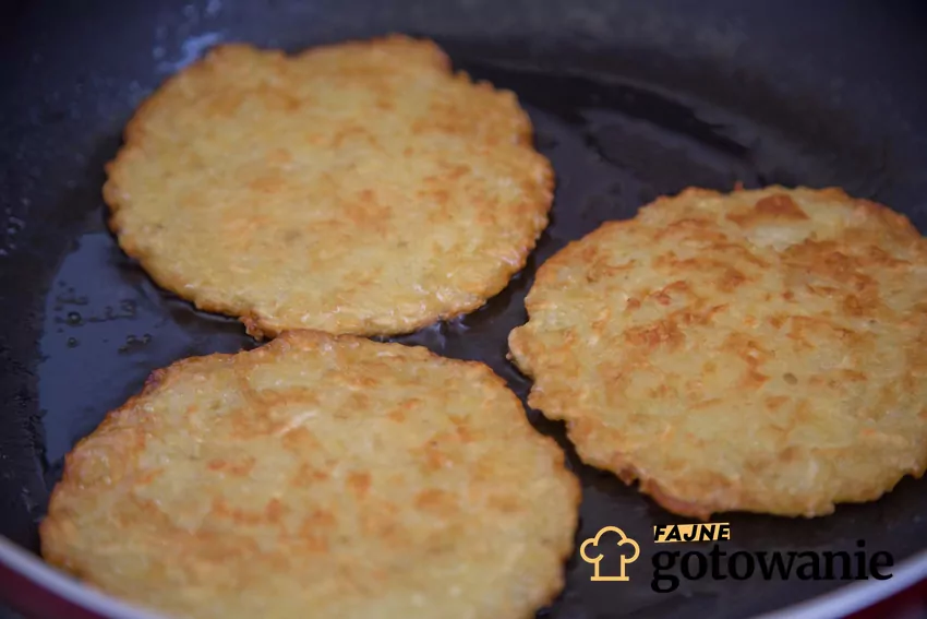 Smażenie placków ziemniaczanych