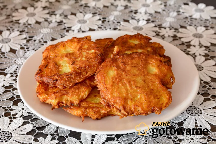 Usmażone placki ziemniaczane na talerzu