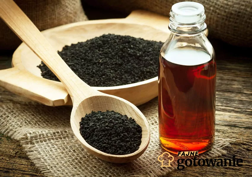 Nasiona czarnuszki w drewnianej łyżce