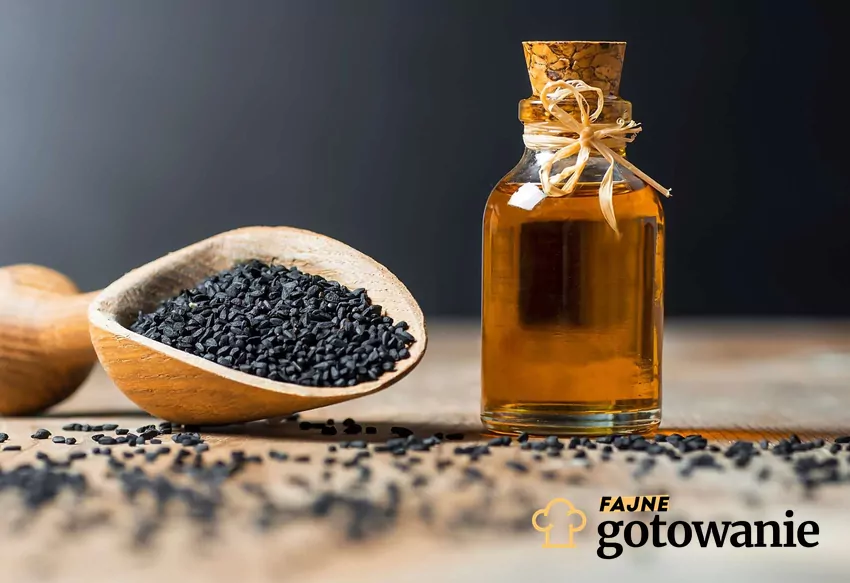 Nasiona czarnuszki i napar czarnuszki w szklanej buteleczce