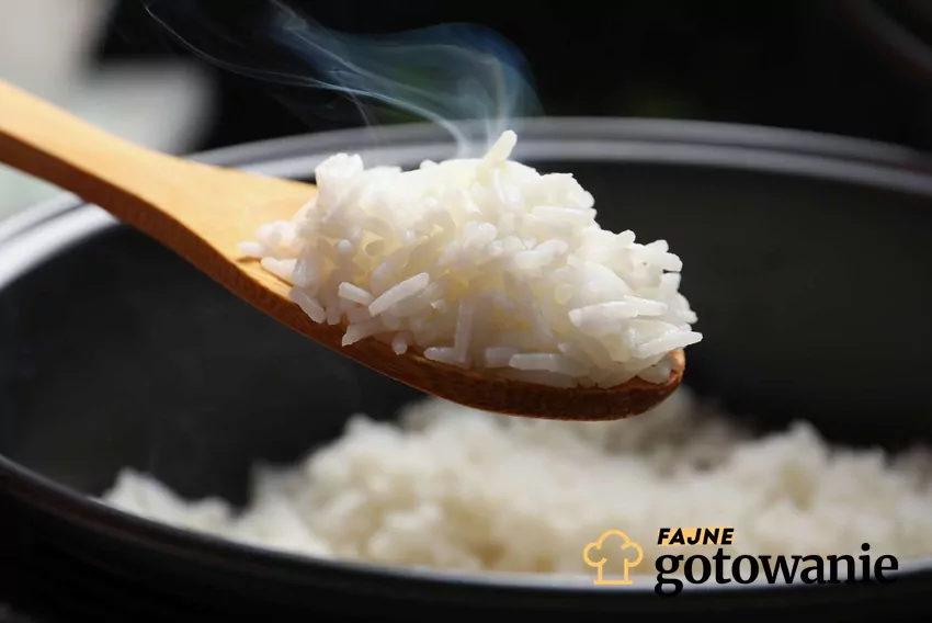Dobrze przygotowany ryż to podstawa smacznych gołąbków Łyżka z ugotowanym i jeszcze parującym ryżem