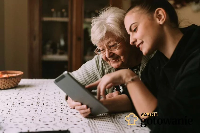 Starsza i młodsza kobieta siedzące przy stole