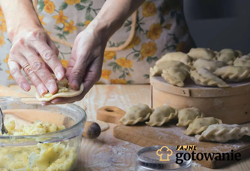 Kobieta robiąca pierogi