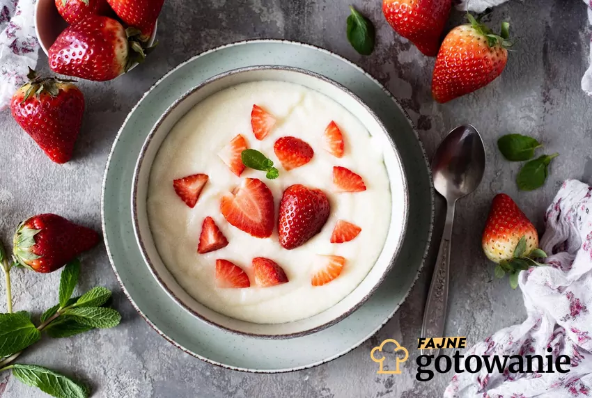 Kasza manna z truskawkami pokazana z góry