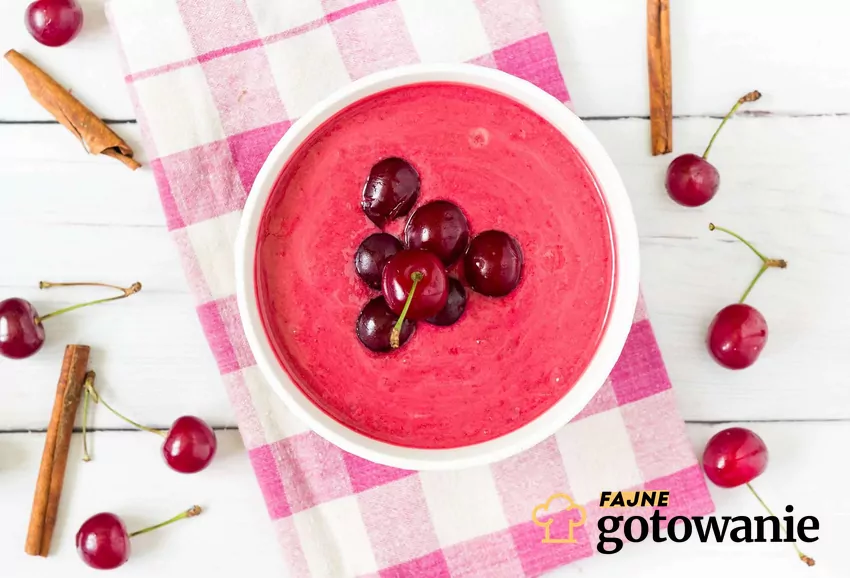 Zupa owocowa z wiśni pokazana z góry