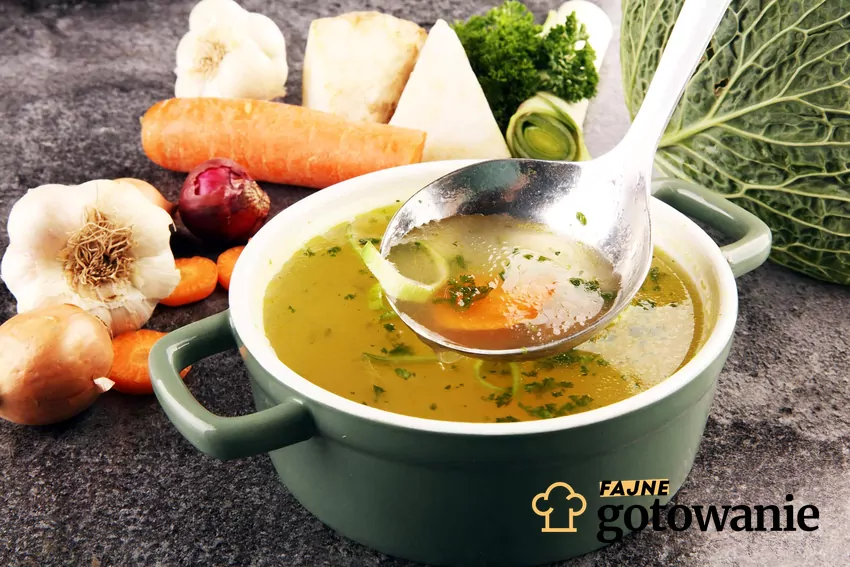 Dodając tę przyprawę psujesz rosół, ale możesz to naprawić Rosół w misce