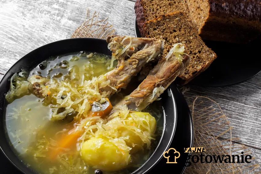 Ta zupa była często przygotowana w PRL ze względu na proste i tanie składniki Kwaśnica w misce