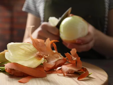 Co zrobić z obierkami z cebuli