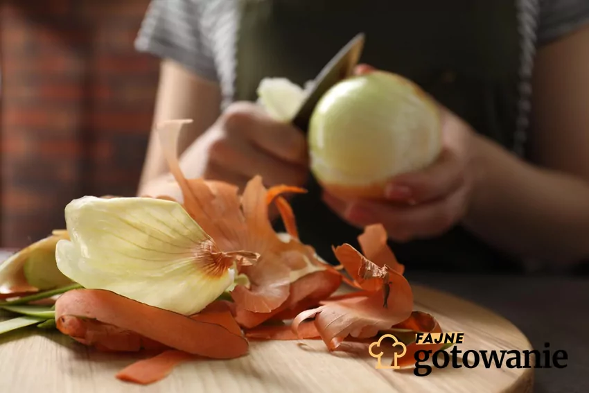 Kobieta obiera cebulę